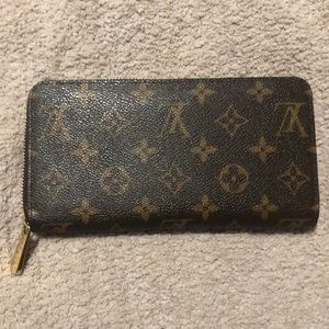 Authentic Louis Vuitton Zippy